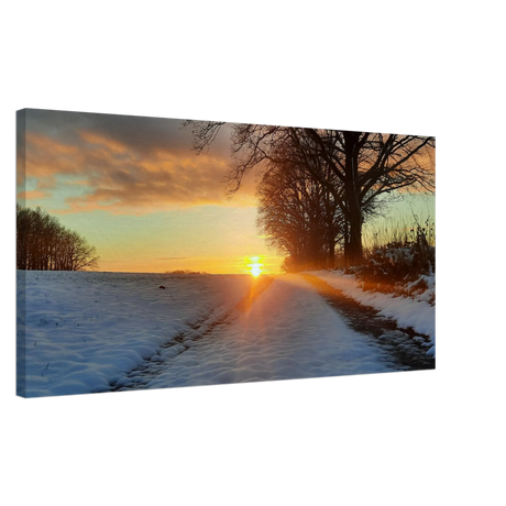 Stimmungsvolle Wandkunst für stilvolle Räume. Hochwertiger Kunstdruck auf Leinwand – Abendsonne Westerwald: zeitlos und harmonisch. Eine besondere Bereicherung für jeden Raum.