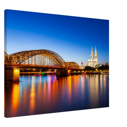 Dekoration mit Charakter. Köln bei Nacht – Hochwertiger Leinwanddruck für Wohnzimmer & Büro: zeitlos und harmonisch. Eine besondere Bereicherung für jeden Raum.