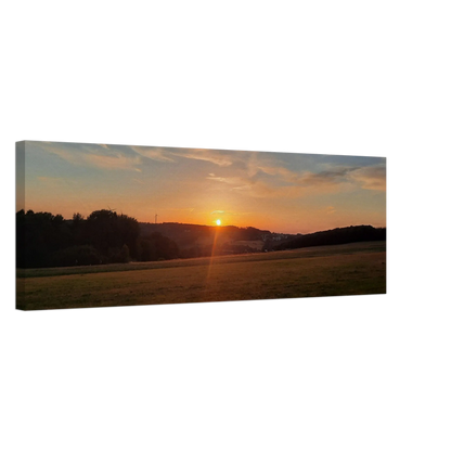 Stimmungsvolle Wandkunst für stilvolle Räume. Abendrot in den Hügeln - Landschaftsbild auf Leinwand im Westerwald: passt in jedes Ambiente. Schlicht, elegant und wirkungsvoll.