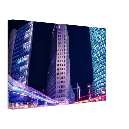 Dekoration mit Charakter. Berlin bei Nacht Canvas Art Print – Premium Textured Wandbild: zeitlos und harmonisch. Eine besondere Bereicherung für jeden Raum.