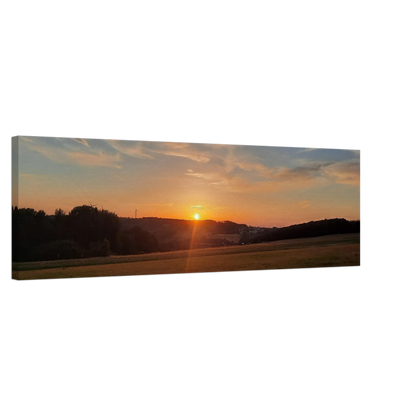 Dekoration mit Charakter. Abendrot in den Hügeln - Landschaftsbild auf Leinwand im Westerwald: für stilvolle Raumgestaltung. Eine besondere Bereicherung für jeden Raum.