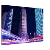 Dekoration mit Charakter. Berlin bei Nacht Canvas Art Print – Premium Textured Wandbild: zeitlos und harmonisch. Eine besondere Bereicherung für jeden Raum.