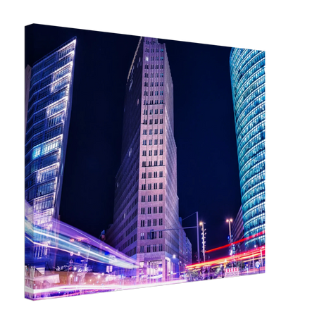 Dekoration mit Charakter. Berlin bei Nacht Canvas Art Print – Premium Textured Wandbild: zeitlos und harmonisch. Eine besondere Bereicherung für jeden Raum.