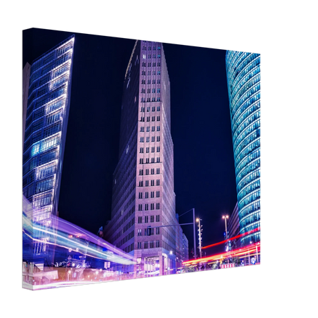 Dekoration mit Charakter. Berlin bei Nacht Canvas Art Print – Premium Textured Wandbild: für stilvolle Raumgestaltung. Eine besondere Bereicherung für jeden Raum.