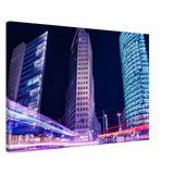 Stimmungsvolle Wandkunst für stilvolle Räume. Berlin bei Nacht Canvas Art Print – Premium Textured Wandbild: zeitlos und harmonisch. Eine besondere Bereicherung für jeden Raum.