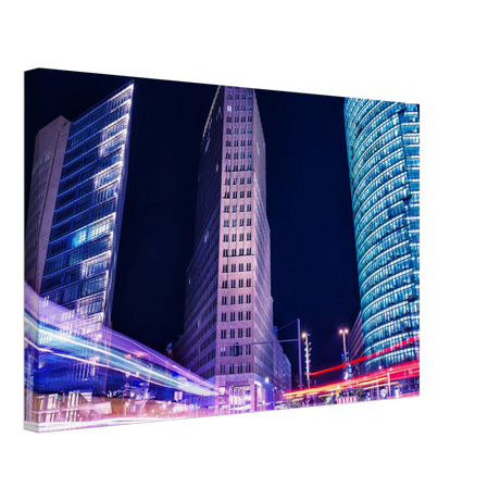 Stimmungsvolle Wandkunst für stilvolle Räume. Berlin bei Nacht Canvas Art Print – Premium Textured Wandbild: zeitlos und harmonisch. Eine besondere Bereicherung für jeden Raum.