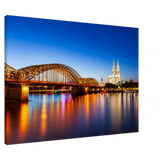 Dekoration mit Charakter. Köln bei Nacht – Hochwertiger Leinwanddruck für Wohnzimmer & Büro: zeitlos und harmonisch. Eine besondere Bereicherung für jeden Raum.