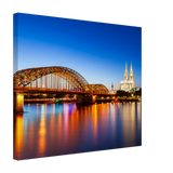 Stimmungsvolle Wandkunst für stilvolle Räume. Köln bei Nacht – Hochwertiger Leinwanddruck für Wohnzimmer & Büro: zeitlos und harmonisch. Eine besondere Bereicherung für jeden Raum.
