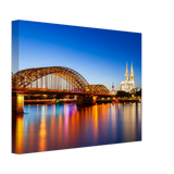 Stimmungsvolle Wandkunst für stilvolle Räume. Köln bei Nacht – Hochwertiger Leinwanddruck für Wohnzimmer & Büro: zeitlos und harmonisch. Schlicht, elegant und wirkungsvoll.