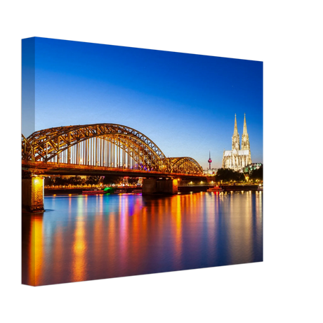 Stimmungsvolle Wandkunst für stilvolle Räume. Köln bei Nacht – Hochwertiger Leinwanddruck für Wohnzimmer & Büro: zeitlos und harmonisch. Schlicht, elegant und wirkungsvoll.