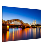 Stimmungsvolle Wandkunst für stilvolle Räume. Köln bei Nacht – Hochwertiger Leinwanddruck für Wohnzimmer & Büro: zeitlos und harmonisch. Schlicht, elegant und wirkungsvoll.