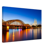 Dekoration mit Charakter. Köln bei Nacht – Hochwertiger Leinwanddruck für Wohnzimmer & Büro: zeitlos und harmonisch. Eine besondere Bereicherung für jeden Raum.