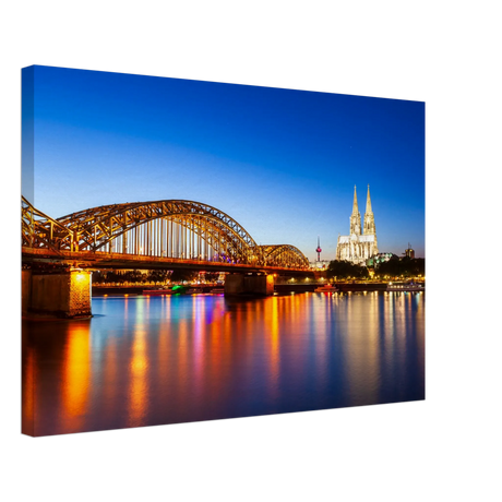 Dekoration mit Charakter. Köln bei Nacht – Hochwertiger Leinwanddruck für Wohnzimmer & Büro: zeitlos und harmonisch. Eine besondere Bereicherung für jeden Raum.