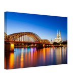 Stimmungsvolle Wandkunst für stilvolle Räume. Köln bei Nacht – Hochwertiger Leinwanddruck für Wohnzimmer & Büro: zeitlos und harmonisch. Schlicht, elegant und wirkungsvoll.