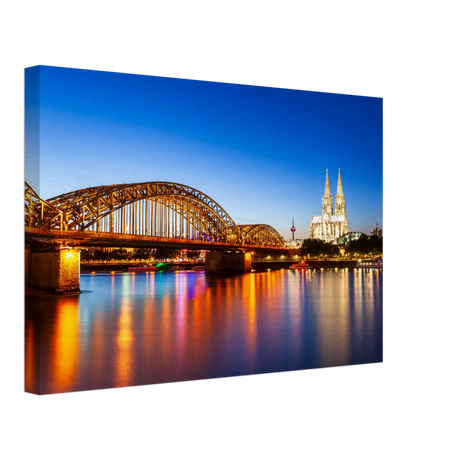 Stimmungsvolle Wandkunst für stilvolle Räume. Köln bei Nacht – Hochwertiger Leinwanddruck für Wohnzimmer & Büro: zeitlos und harmonisch. Schlicht, elegant und wirkungsvoll.