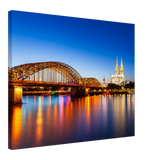 Stimmungsvolle Wandkunst für stilvolle Räume. Köln bei Nacht – Hochwertiger Leinwanddruck für Wohnzimmer & Büro: zeitlos und harmonisch. Eine besondere Bereicherung für jeden Raum.