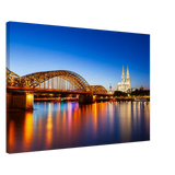 Bild Köln bei Nacht – Hochwertiger Leinwanddruck für Wohnzimmer & Büro – Kunstdruck auf Leinwand als zeitlose Wanddekoration