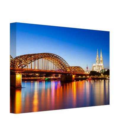 Dekoration mit Charakter. Köln bei Nacht – Hochwertiger Leinwanddruck für Wohnzimmer & Büro: zeitlos und harmonisch. Eine besondere Bereicherung für jeden Raum.