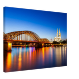 Bild Köln bei Nacht – Hochwertiger Leinwanddruck für Wohnzimmer & Büro – Kunstdruck auf Leinwand mit Holzkeilrahmen