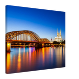 Stimmungsvolle Wandkunst für stilvolle Räume. Köln bei Nacht – Hochwertiger Leinwanddruck für Wohnzimmer & Büro: zeitlos und harmonisch. Schlicht, elegant und wirkungsvoll.