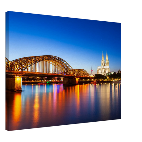 Bild Köln bei Nacht – Hochwertiger Leinwanddruck für Wohnzimmer & Büro – Wandbild auf Leinwand für Wohn- und Arbeitsräume