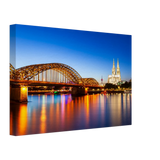 Dekoration mit Charakter. Köln bei Nacht – Hochwertiger Leinwanddruck für Wohnzimmer & Büro: für stilvolle Raumgestaltung. Eine besondere Bereicherung für jeden Raum.