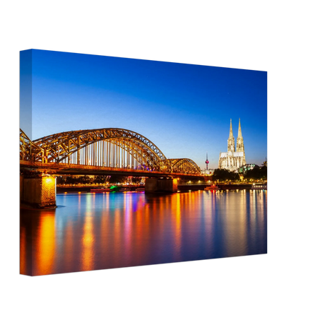 Dekoration mit Charakter. Köln bei Nacht – Hochwertiger Leinwanddruck für Wohnzimmer & Büro: für stilvolle Raumgestaltung. Eine besondere Bereicherung für jeden Raum.