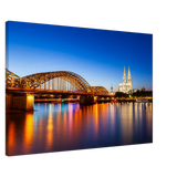 Dekoration mit Charakter. Köln bei Nacht – Hochwertiger Leinwanddruck für Wohnzimmer & Büro: für stilvolle Raumgestaltung. Eine besondere Bereicherung für jeden Raum.