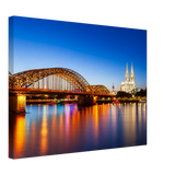 Bild Köln bei Nacht – Hochwertiger Leinwanddruck für Wohnzimmer & Büro – Leinwandbild mit dekorativer Motivgestaltung