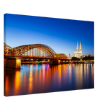 Dekoration mit Charakter. Köln bei Nacht – Hochwertiger Leinwanddruck für Wohnzimmer & Büro: zeitlos und harmonisch. Eine besondere Bereicherung für jeden Raum.