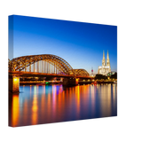 Stimmungsvolle Wandkunst für stilvolle Räume. Köln bei Nacht – Hochwertiger Leinwanddruck für Wohnzimmer & Büro: zeitlos und harmonisch. Eine besondere Bereicherung für jeden Raum.