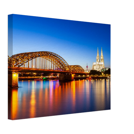 Stimmungsvolle Wandkunst für stilvolle Räume. Köln bei Nacht – Hochwertiger Leinwanddruck für Wohnzimmer & Büro: zeitlos und harmonisch. Eine besondere Bereicherung für jeden Raum.
