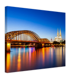 Stimmungsvolle Wandkunst für stilvolle Räume. Köln bei Nacht – Hochwertiger Leinwanddruck für Wohnzimmer & Büro: zeitlos und harmonisch. Eine besondere Bereicherung für jeden Raum.