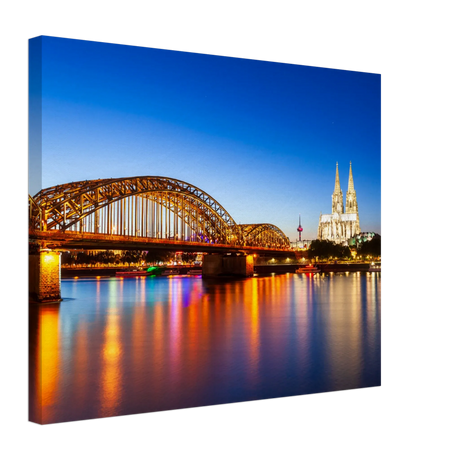 Stimmungsvolle Wandkunst für stilvolle Räume. Köln bei Nacht – Hochwertiger Leinwanddruck für Wohnzimmer & Büro: zeitlos und harmonisch. Eine besondere Bereicherung für jeden Raum.