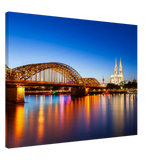 Dekoration mit Charakter. Köln bei Nacht – Hochwertiger Leinwanddruck für Wohnzimmer & Büro: für stilvolle Raumgestaltung. Schlicht, elegant und wirkungsvoll.