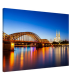 Dekoration mit Charakter. Köln bei Nacht – Hochwertiger Leinwanddruck für Wohnzimmer & Büro: zeitlos und harmonisch. Schlicht, elegant und wirkungsvoll.