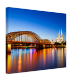 Dekoration mit Charakter. Köln bei Nacht – Hochwertiger Leinwanddruck für Wohnzimmer & Büro: für stilvolle Raumgestaltung. Eine besondere Bereicherung für jeden Raum.