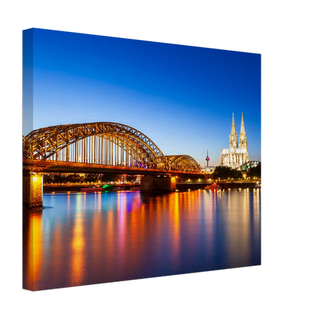 Dekoration mit Charakter. Köln bei Nacht – Hochwertiger Leinwanddruck für Wohnzimmer & Büro: für stilvolle Raumgestaltung. Eine besondere Bereicherung für jeden Raum.