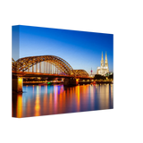 Dekoration mit Charakter. Köln bei Nacht – Hochwertiger Leinwanddruck für Wohnzimmer & Büro: zeitlos und harmonisch. Schlicht, elegant und wirkungsvoll.