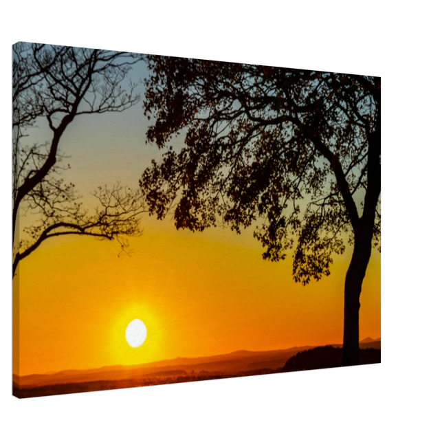 Stimmungsvolle Wandkunst für stilvolle Räume. Sonnenuntergang im Westerwald – Premium Canvas  auf Keilrahmen: zeitlos und harmonisch. Eine besondere Bereicherung für jeden Raum.
