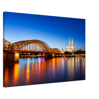 Stimmungsvolle Wandkunst für stilvolle Räume. Köln bei Nacht – Hochwertiger Leinwanddruck für Wohnzimmer & Büro: passt in jedes Ambiente. Eine besondere Bereicherung für jeden Raum.
