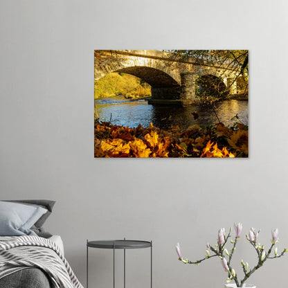 Dekoration mit Charakter. Landschaftsfoto auf Leinwand - Brücke im Herbstlaub 70x100 cm: zeitlos und harmonisch. Schlicht, elegant und wirkungsvoll.