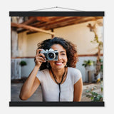 Individuelles Selbstportrait Poster mit Holzleisten – Dein Foto als Kunstwerk – Kunstdruck auf Holz als natürliche Wanddekoration