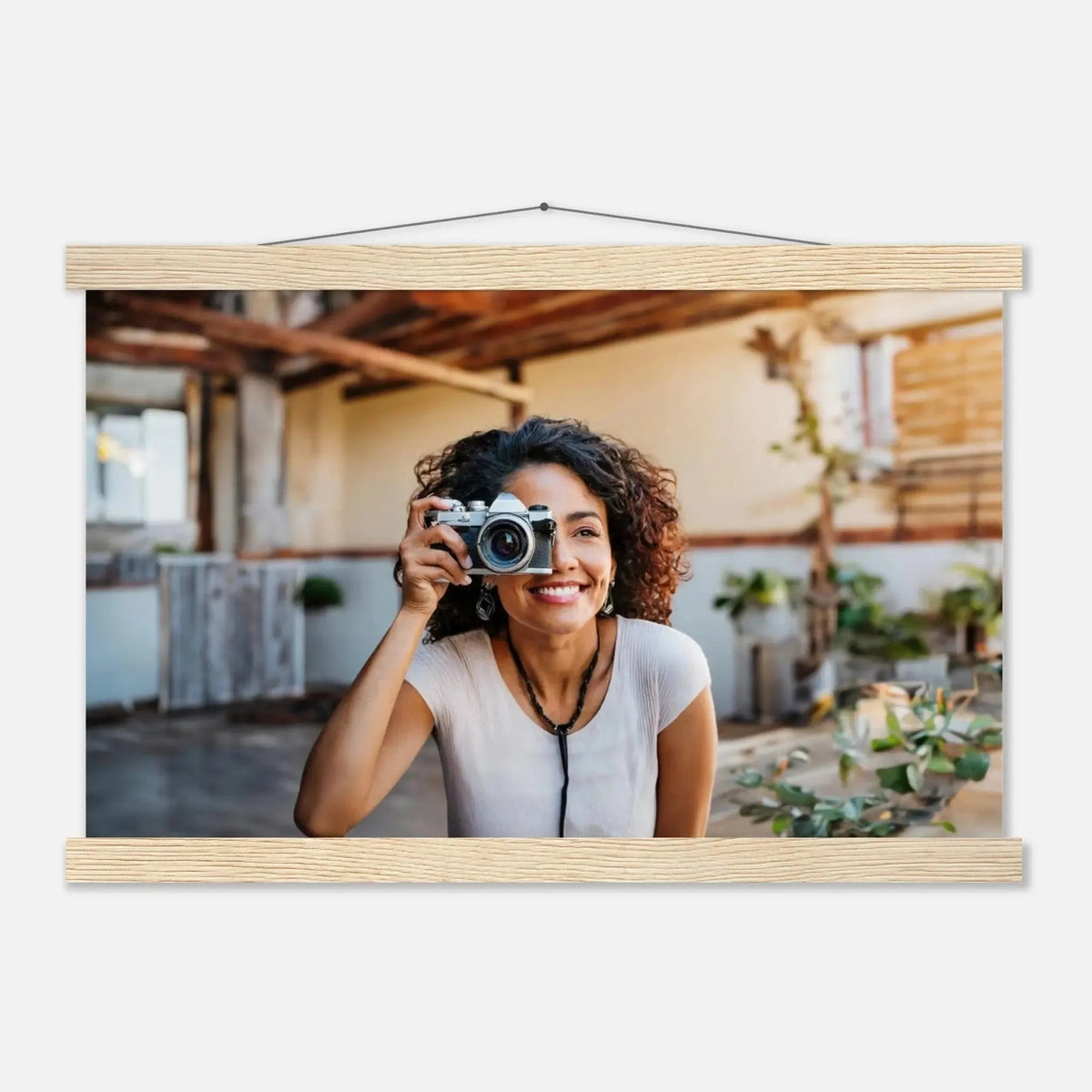 Individuelles Selbstportrait Poster mit Holzleisten – Dein Foto als Kunstwerk – Birkenholz-Kunstdruck für natürliche Raumgestaltung