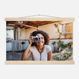 Individuelles Selbstportrait Poster mit Holzleisten – Dein Foto als Kunstwerk – Birkenholz-Kunstdruck für natürliche Raumgestaltung
