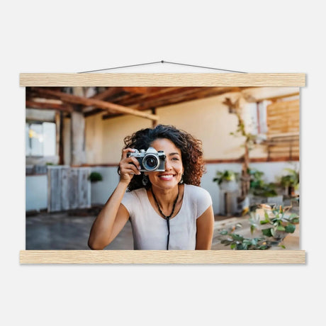 Individuelles Selbstportrait Poster mit Holzleisten – Dein Foto als Kunstwerk – Birkenholz-Kunstdruck für natürliche Raumgestaltung