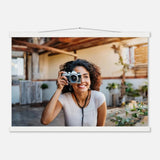 Individuelles Selbstportrait Poster mit Holzleisten – Dein Foto als Kunstwerk – Holzbild mit sichtbarer natürlicher Materialwirkung