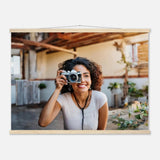 Individuelles Selbstportrait Poster mit Holzleisten – Dein Foto als Kunstwerk – Kunstdruck auf Holz für eine natürliche Raumgestaltung