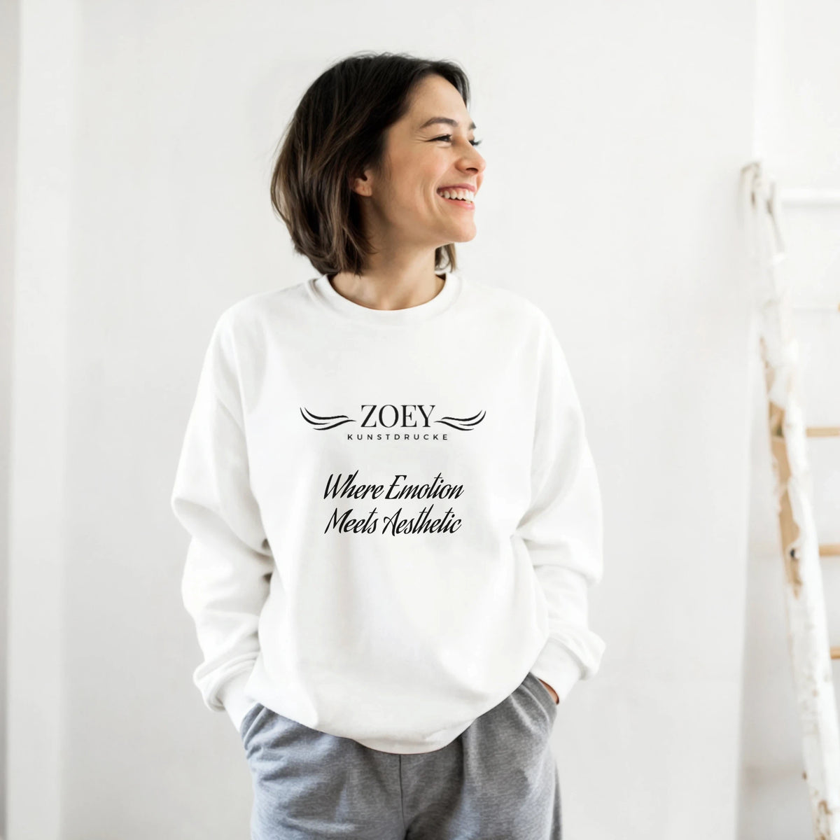 Dekoration mit Charakter. Classic Unisex Crewneck Sweatshirt | Gildan® 18000 persnalisierbar: zeitlos und harmonisch. Schlicht, elegant und wirkungsvoll.
