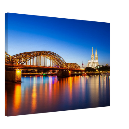 Ein Ausdruck moderner Ästhetik. Köln bei Nacht – Hochwertiger Leinwanddruck für Wohnzimmer & Büro: passt in jedes Ambiente. Eine besondere Bereicherung für jeden Raum.
